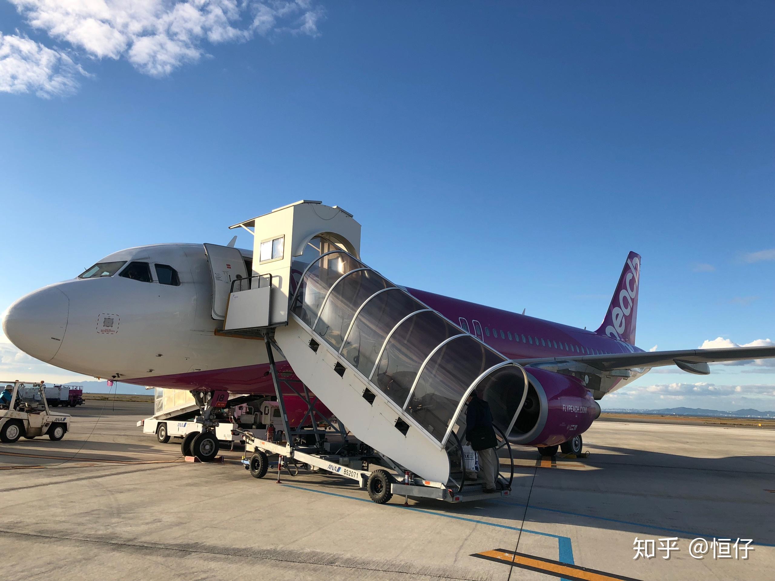 桃子航空的飞机,你到机场后还需要自己走一段路才能到达这个小飞机的