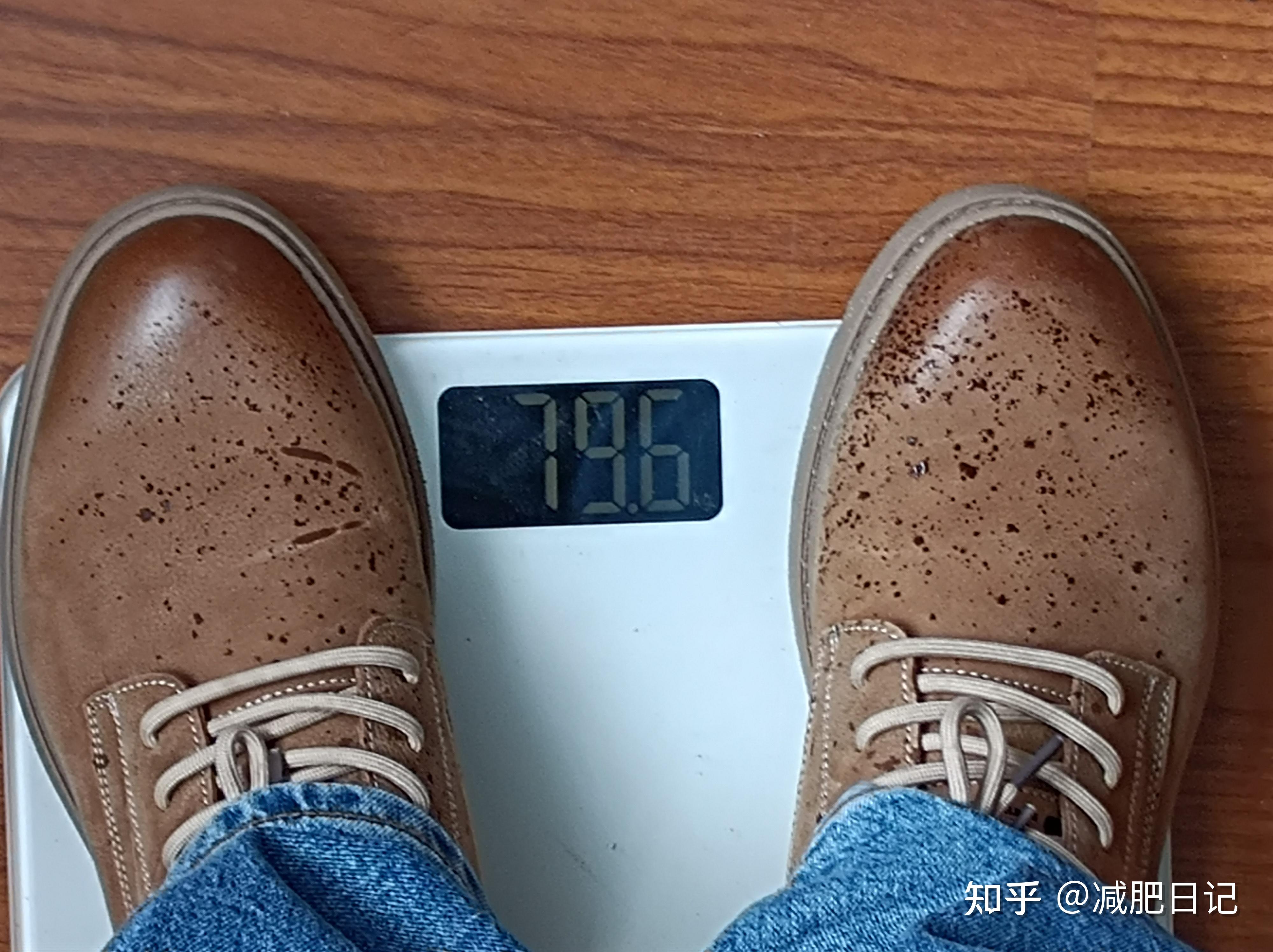 晚间体重81千克运动:5千克哑铃侧平举30次10千克哑铃弯举30次卧推杠铃