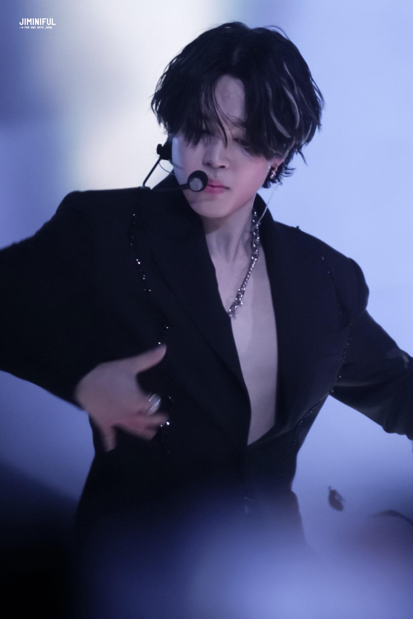 请问有朴智旻近期黑发白发挑染的图吗