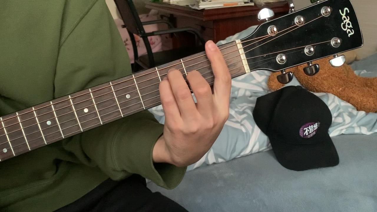 吉他左手握琴姿势图片