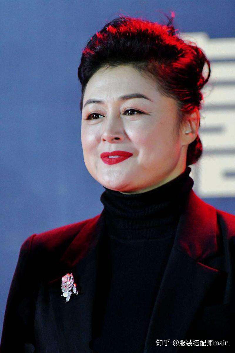 谢大脚于月仙走红毯48岁涂红唇风韵犹存身材发福暴露真实状态