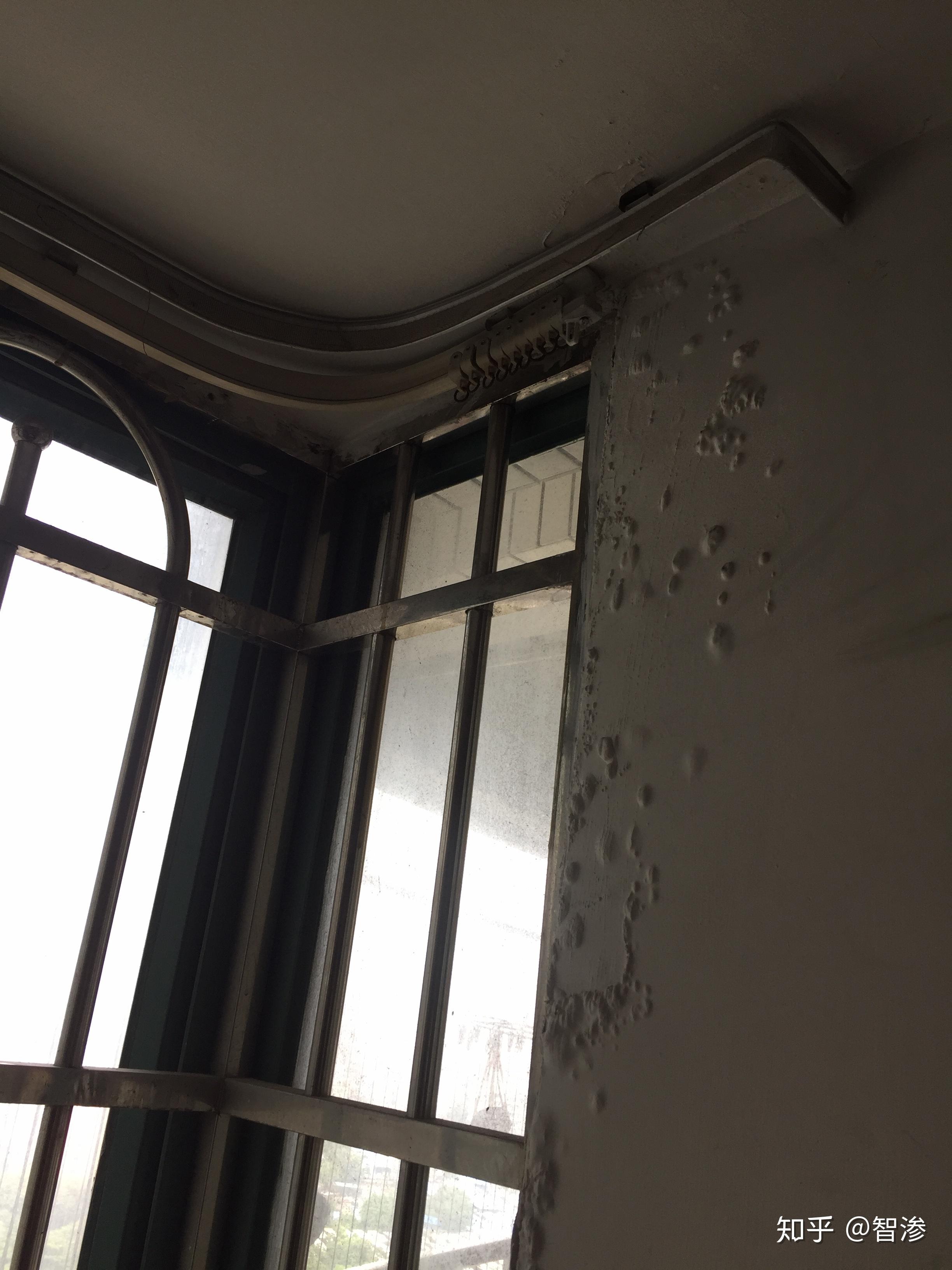 客厅天花上的渗水哪里来的