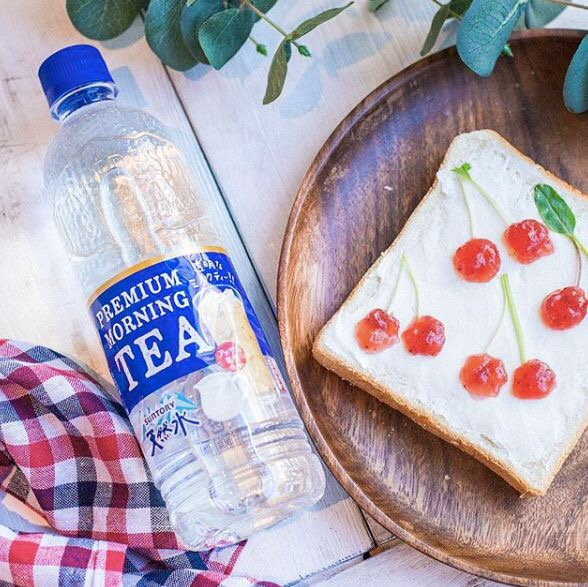 透明奶茶:口味测评:从气味上就与普通红茶不同,喝起来是普通糖水的