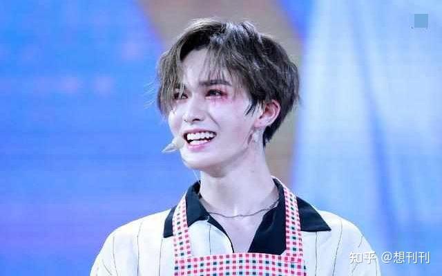 朱正廷的浓妆和刚提到的刘宇可以说不相上下,一时间我也很难分辨两人