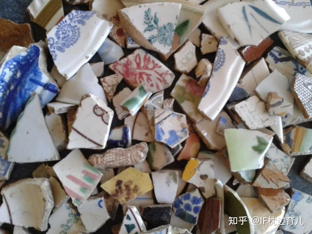 各家各户会拿出家里用不上的盘子,到其他人家的门口,直接摔碎,摔得越