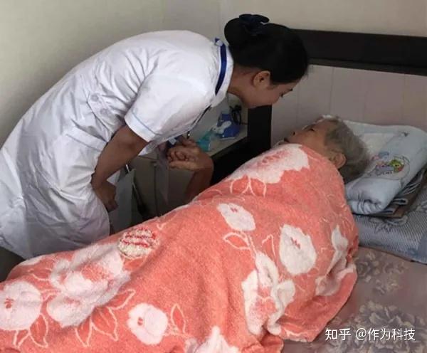 智能护理机器人做失能老人"守护者"