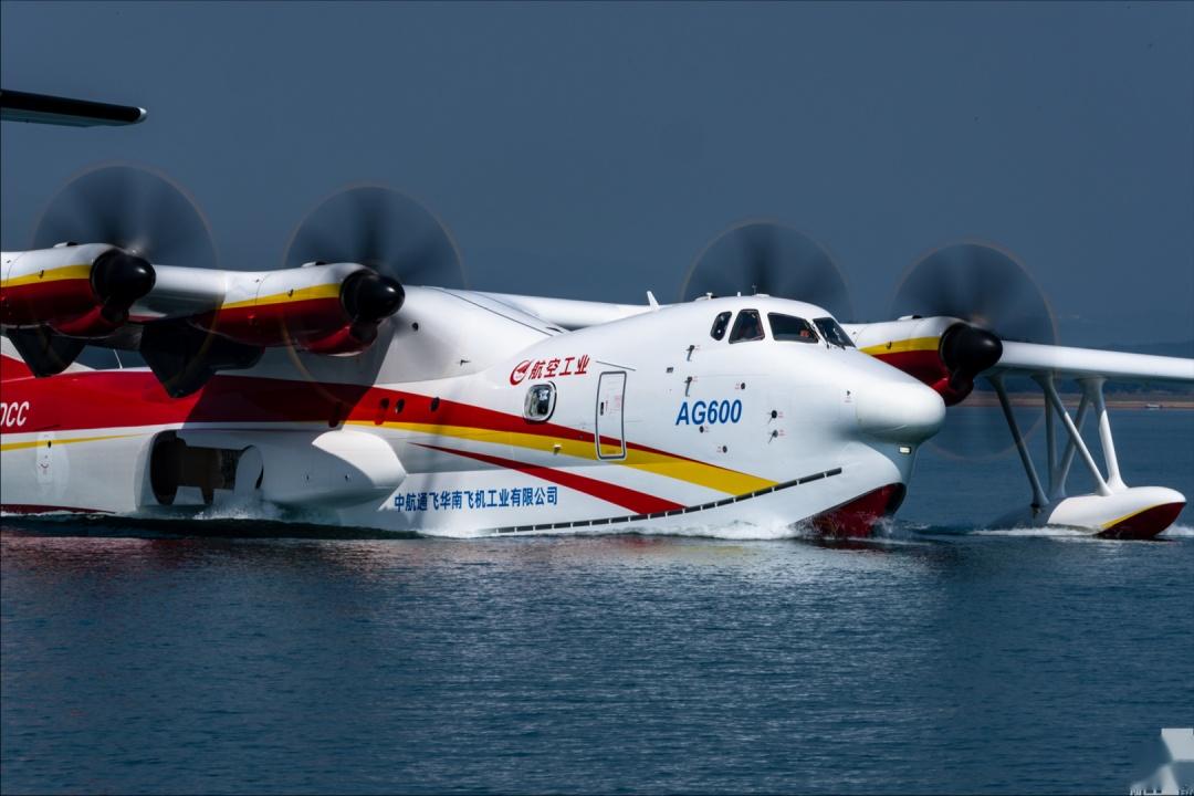 此次进行投汲水试验的ag600m飞机1003架机涂装醒目,着重体现了应急