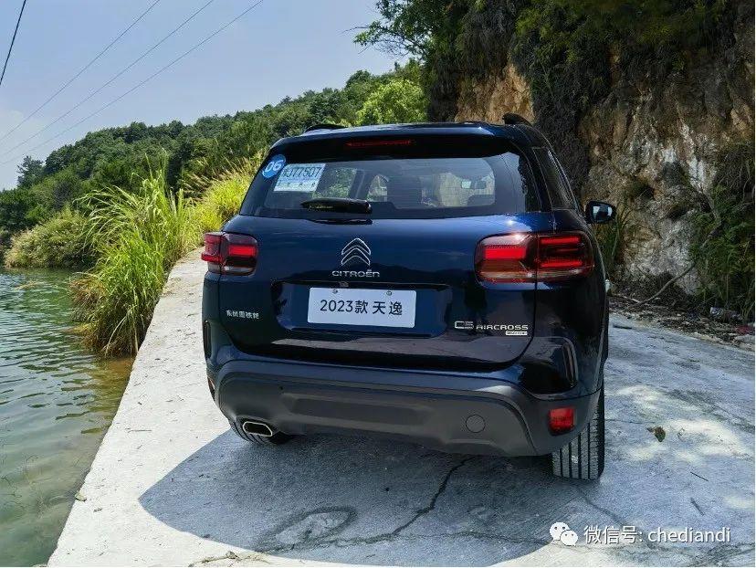 座椅采用claudia真皮与皮革或alcantara麂皮绒与皮革双拼设计,蛮有