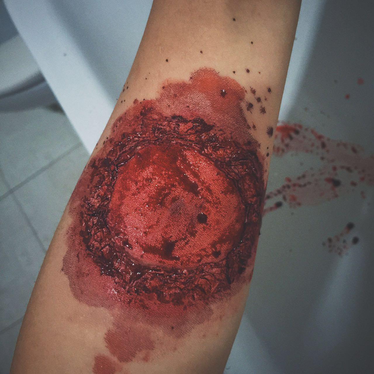 咬伤——(完)四. 刀伤1. 在伤口部位涂一层乳胶.