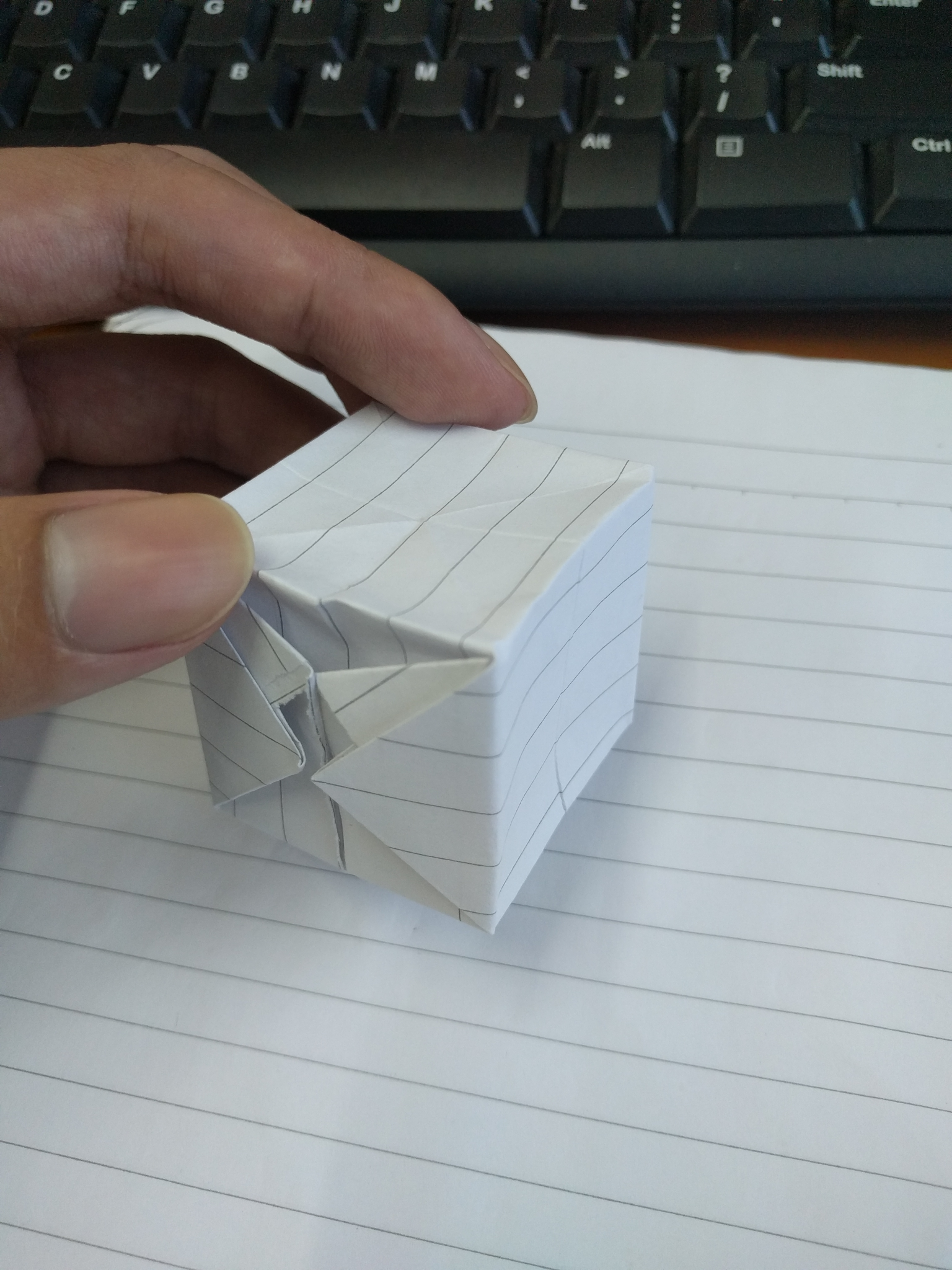 求怎样用一张正方形纸折出一个空心正方体?