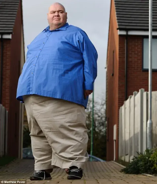 英国前第一胖男离世,每天能吃250碗饭热量,体重最重时超八百斤 