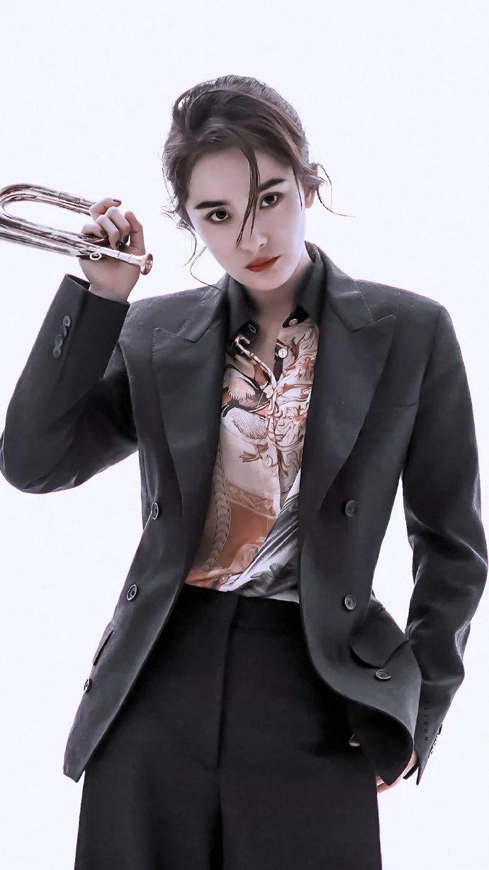 杨幂壁纸超漂亮的黑玫瑰猎人今日又是谁在猎取芳心呢