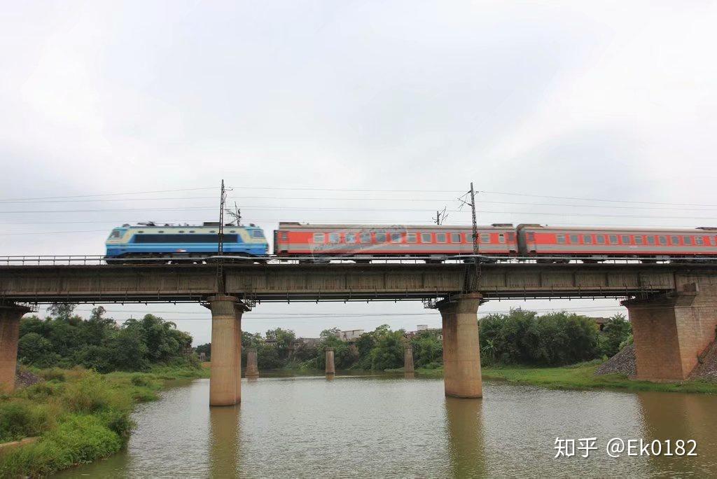 韶关段复线的大致情况为:大坑口~乐昌段为部分双绕,乐昌~省界几乎都是