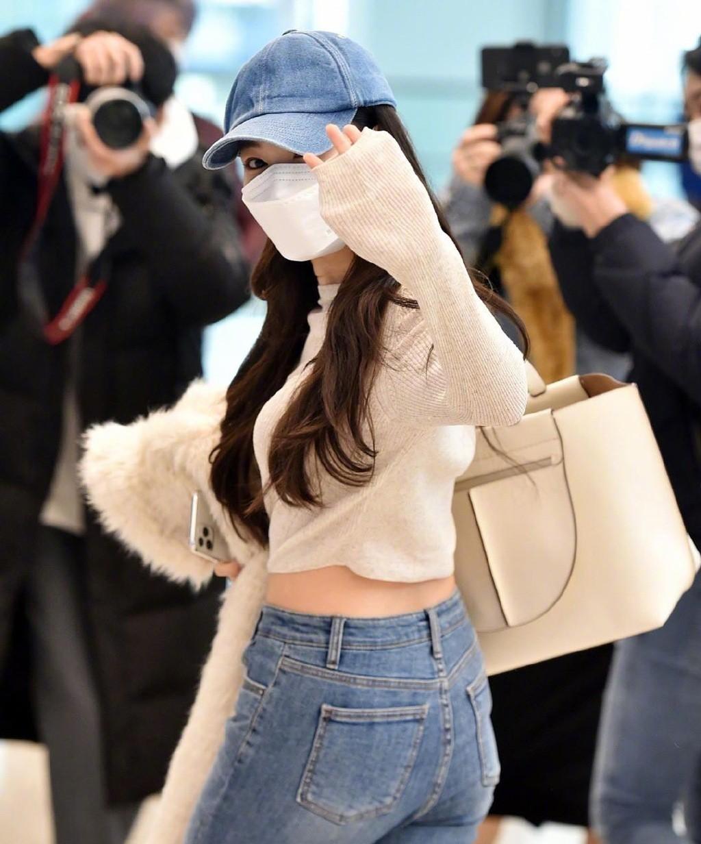 朴敏英戴口罩现身机场穿短款上衣牛仔裤秀小蛮腰少女感十足