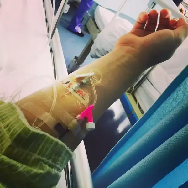 我想起了我小时候给家里玩具猴打针的事.