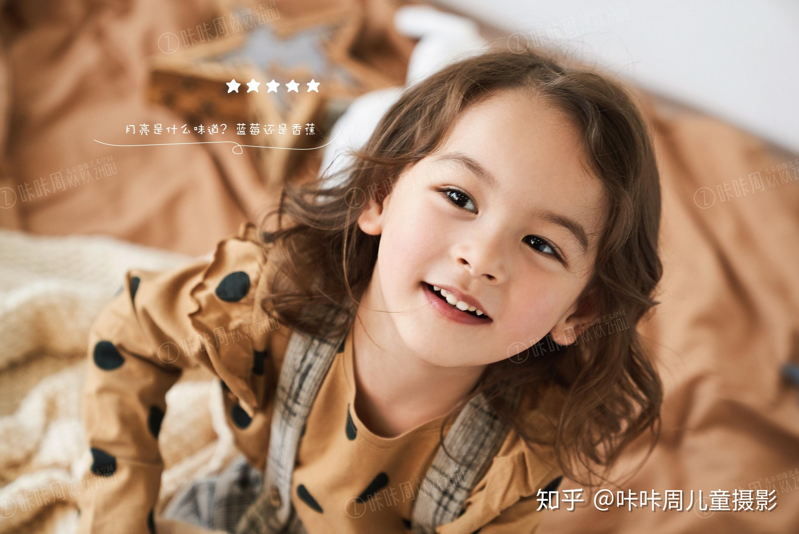 如果是想突出小朋友的脸部主体,可以使用俯拍,给小朋友的脸部特写