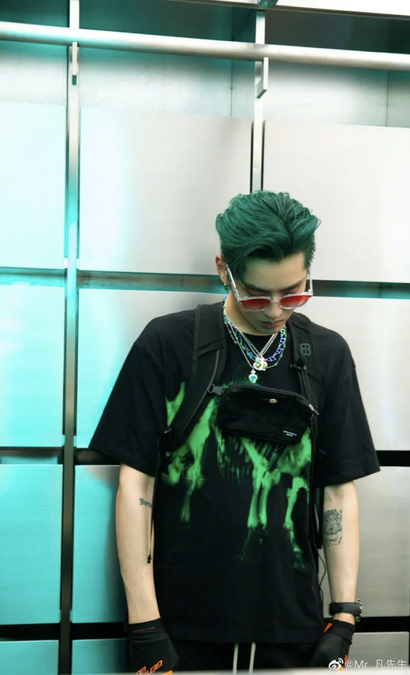 吴亦凡的嘻哈厂牌搞起来了他最近穿的鞋也继续飞