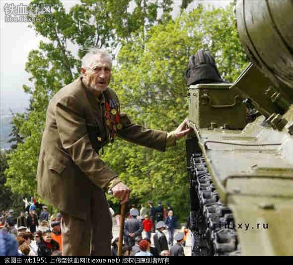 苏军老兵重见二战服役坦克跪地痛哭不起