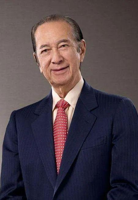 母亲何爱瑜的身世则更为显赫:她是香港有史以来第一位百万富翁——何