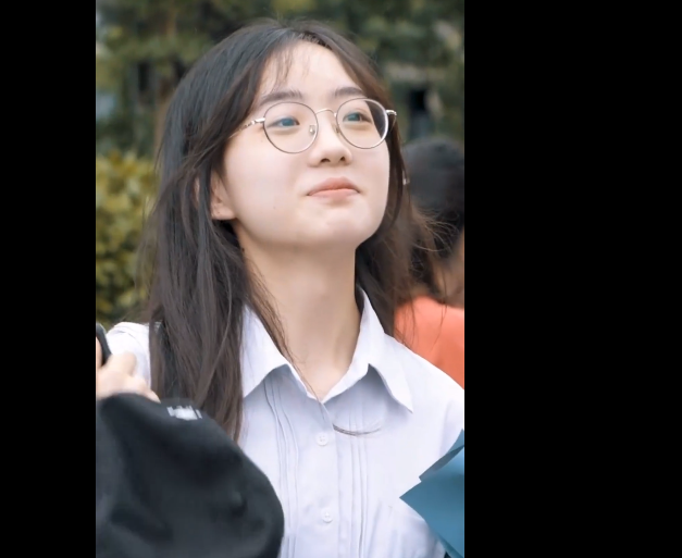 怎么看待盐城高考女生送花