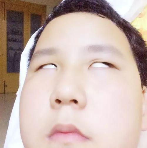 这种结构的字是四文连体字,这是古时候就存在的一种特殊的艺术字写法.