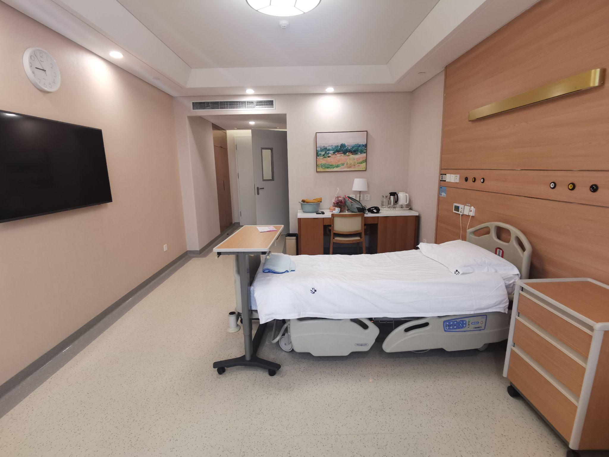 病房比五星77酒店更宽敞明亮,空气到被褥都是无味的很好.