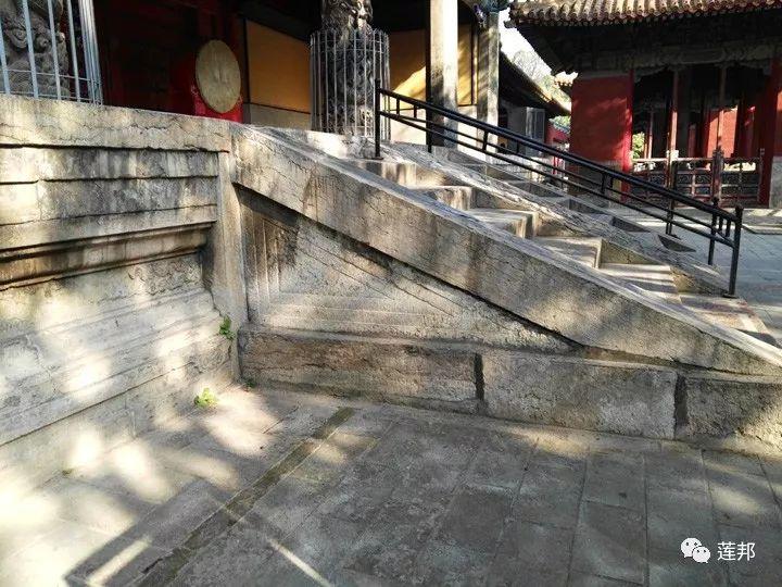 象眼61三角石:位于台阶两侧的三角形部分,吴称"三角石".