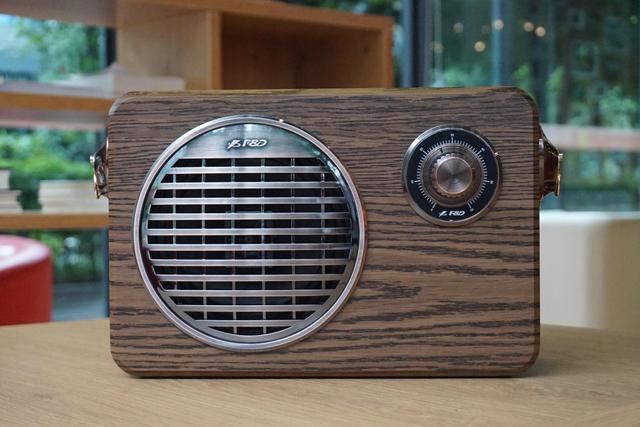 喇叭展示奋达r9整机外壳采用了mdf中密度木质,少了金属和塑料的浮夸