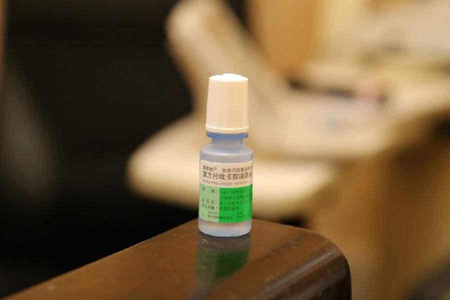 如何使用眼药水 v2-87a0dfcfc75841acd5783caa86a89c85_1440w.jpg?source=172ae18b