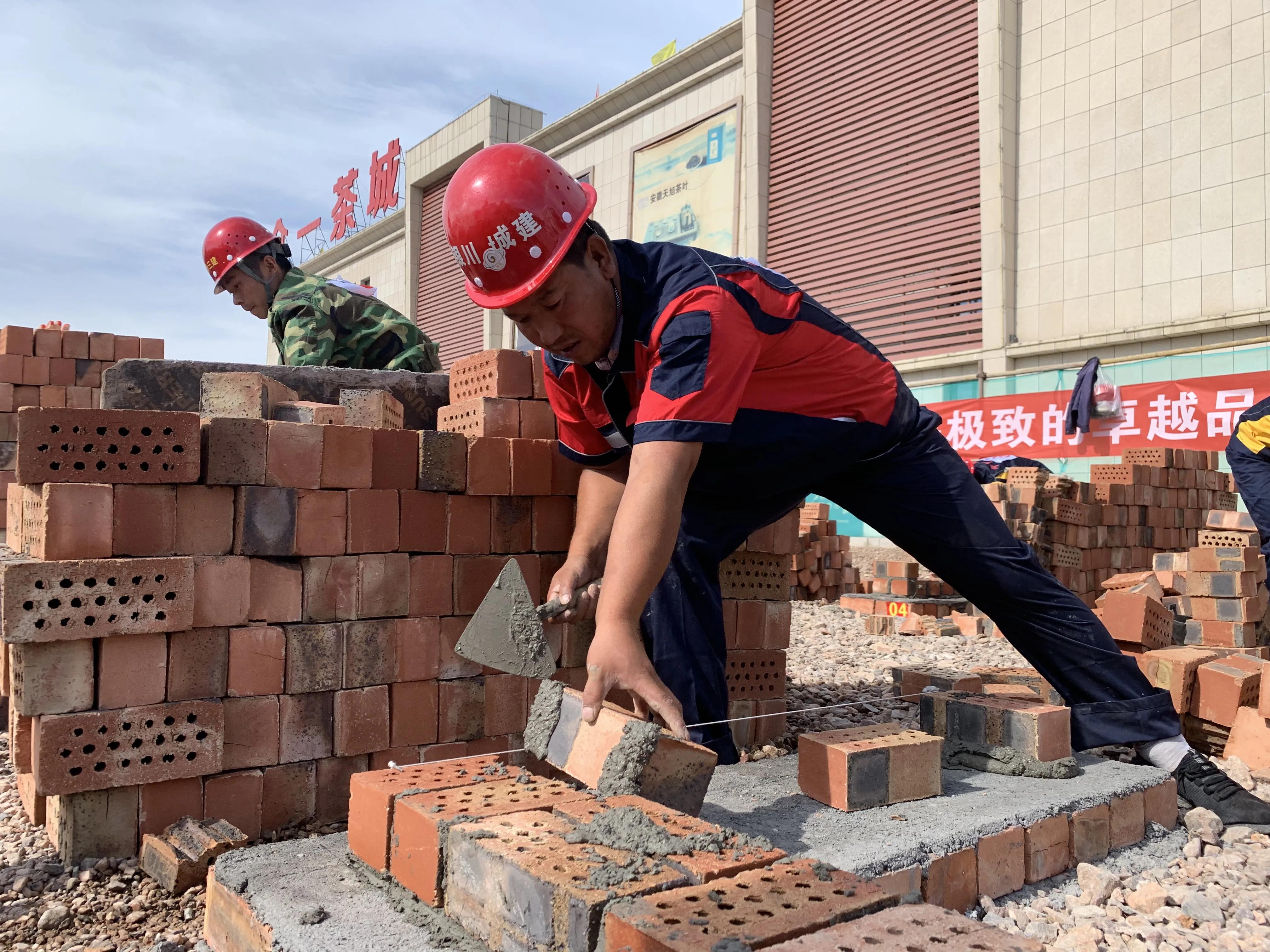 建住工人干活的图片图片