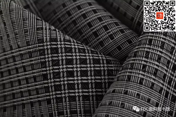 3,哔叽 哔叽(serge)原意是"一种天然羊毛颜色的斜纹毛织物",这个名称