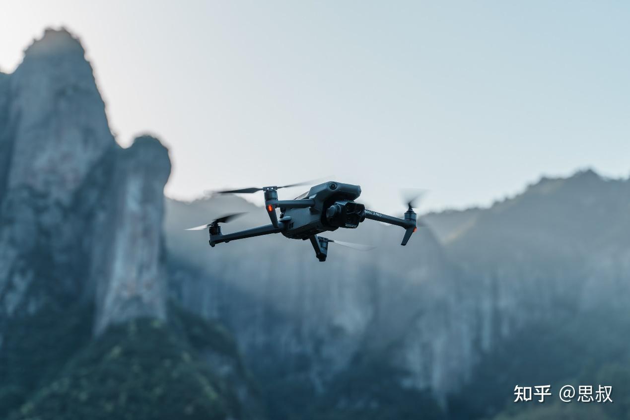 大疆Mavic 3 Pro开箱上手 | 三摄多焦段才是顶配无人机的正确打开方式