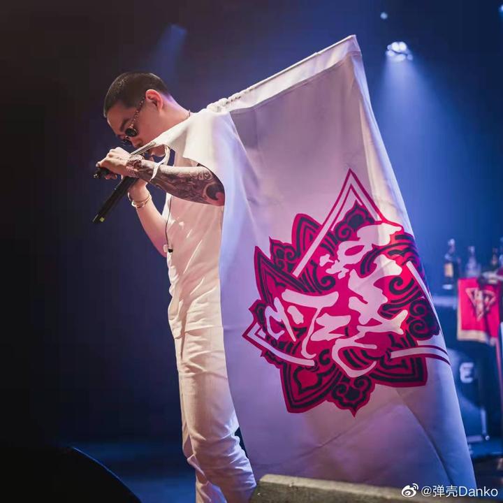 弹壳现场宣布:“看哥们拿回红花会” - 知乎