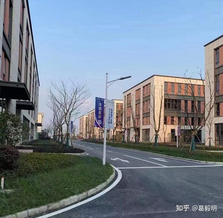 项目周边配套完善紧邻园区管委会,三公里内包括人才公寓,中小学,医院