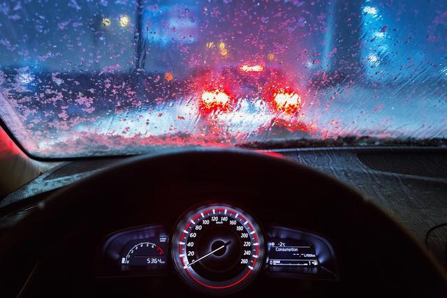 雨天开车溅湿行人也算违法,以后可得当心不然一次罚200 