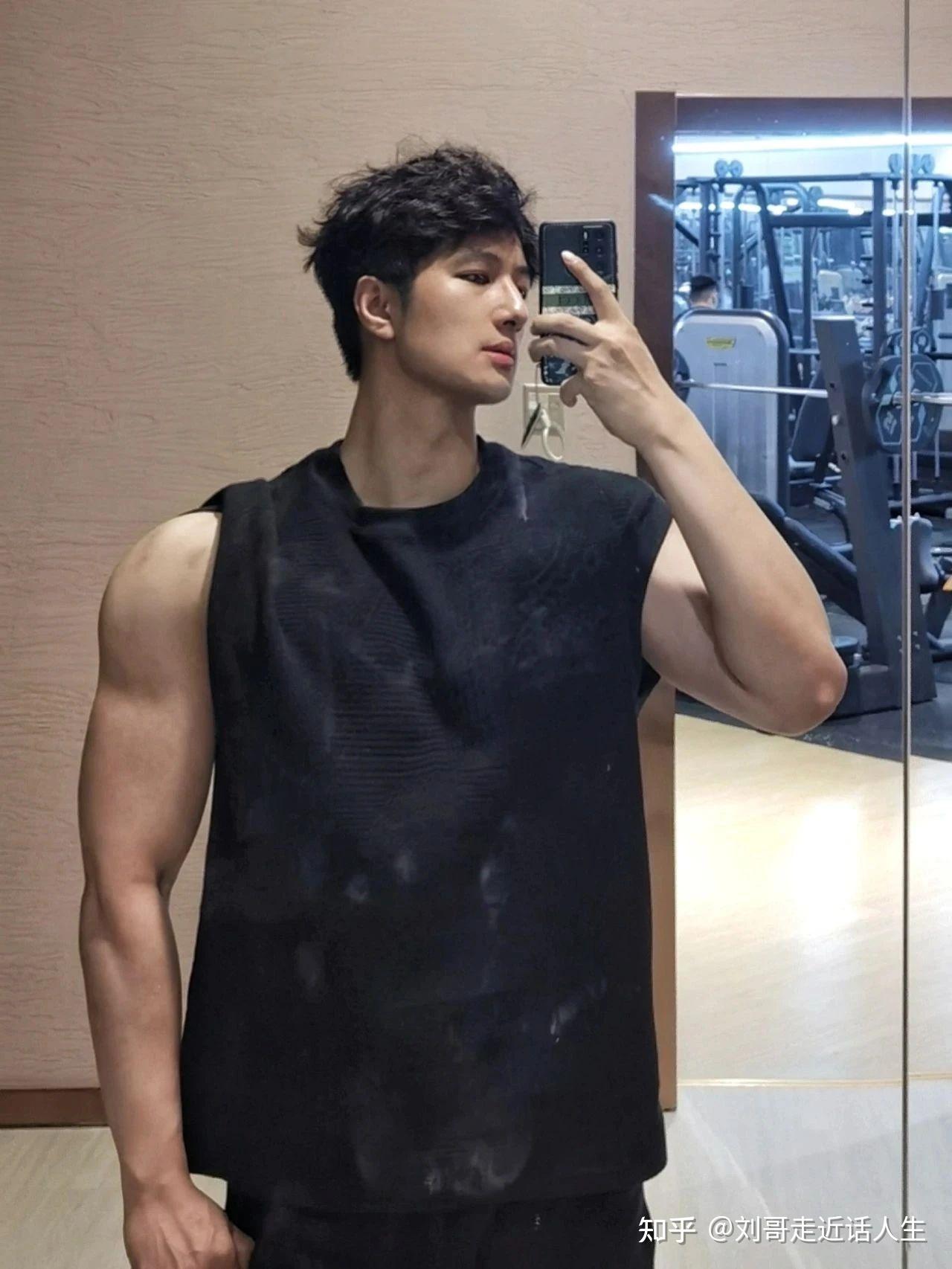 1米85的肌肉帅哥,雪白腹肌看着热血沸腾