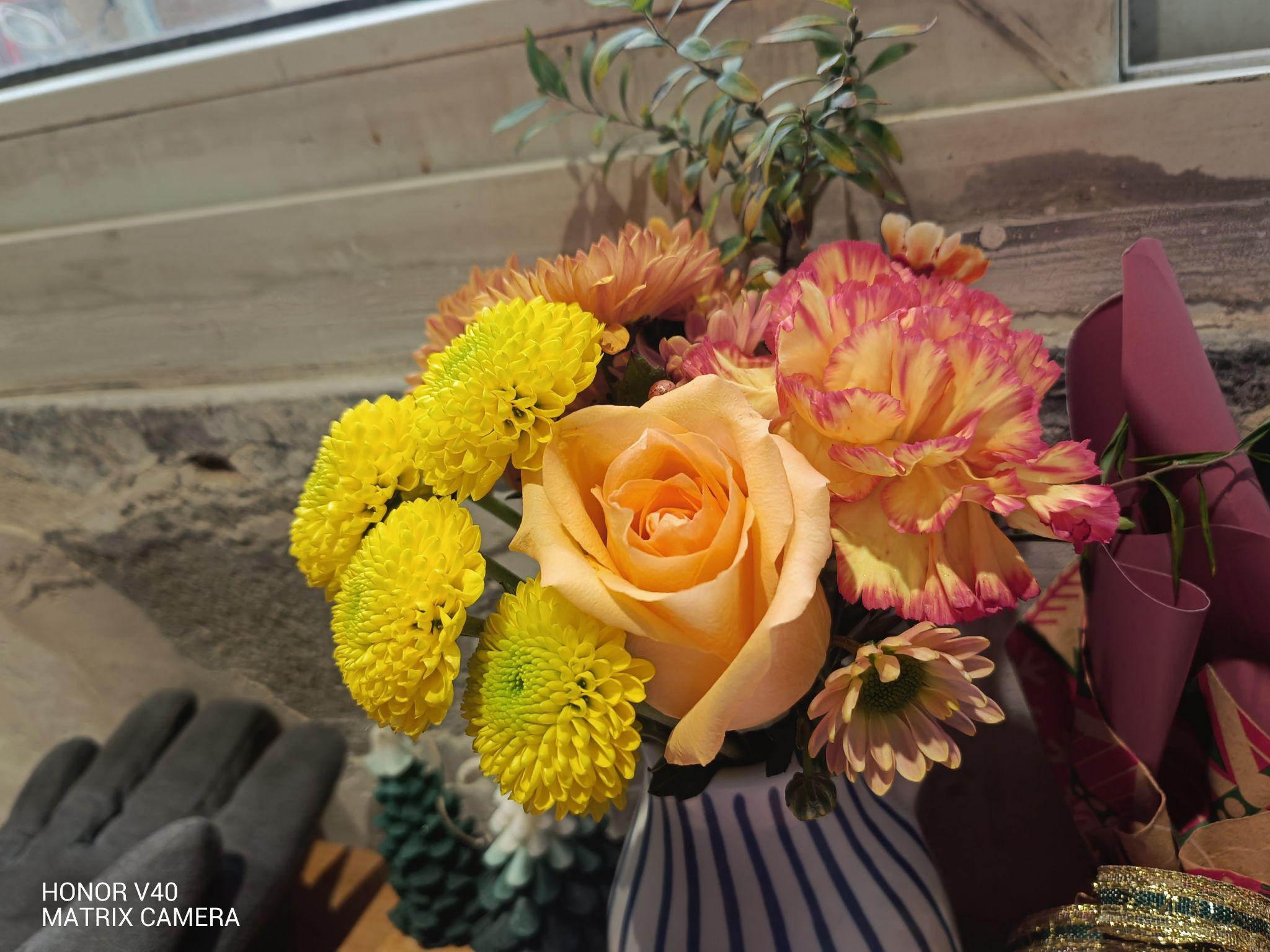 拍照方面荣耀v40使用了一颗1/1.56英寸大底的主摄.