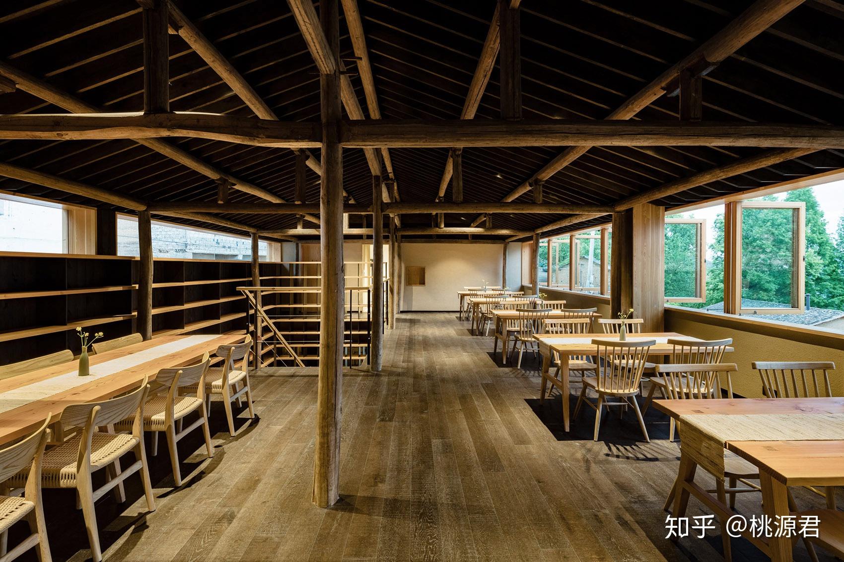 室内吊灯用现场的泥土和水泥涂抹在不规则的金属网上定做而成,灯光亮