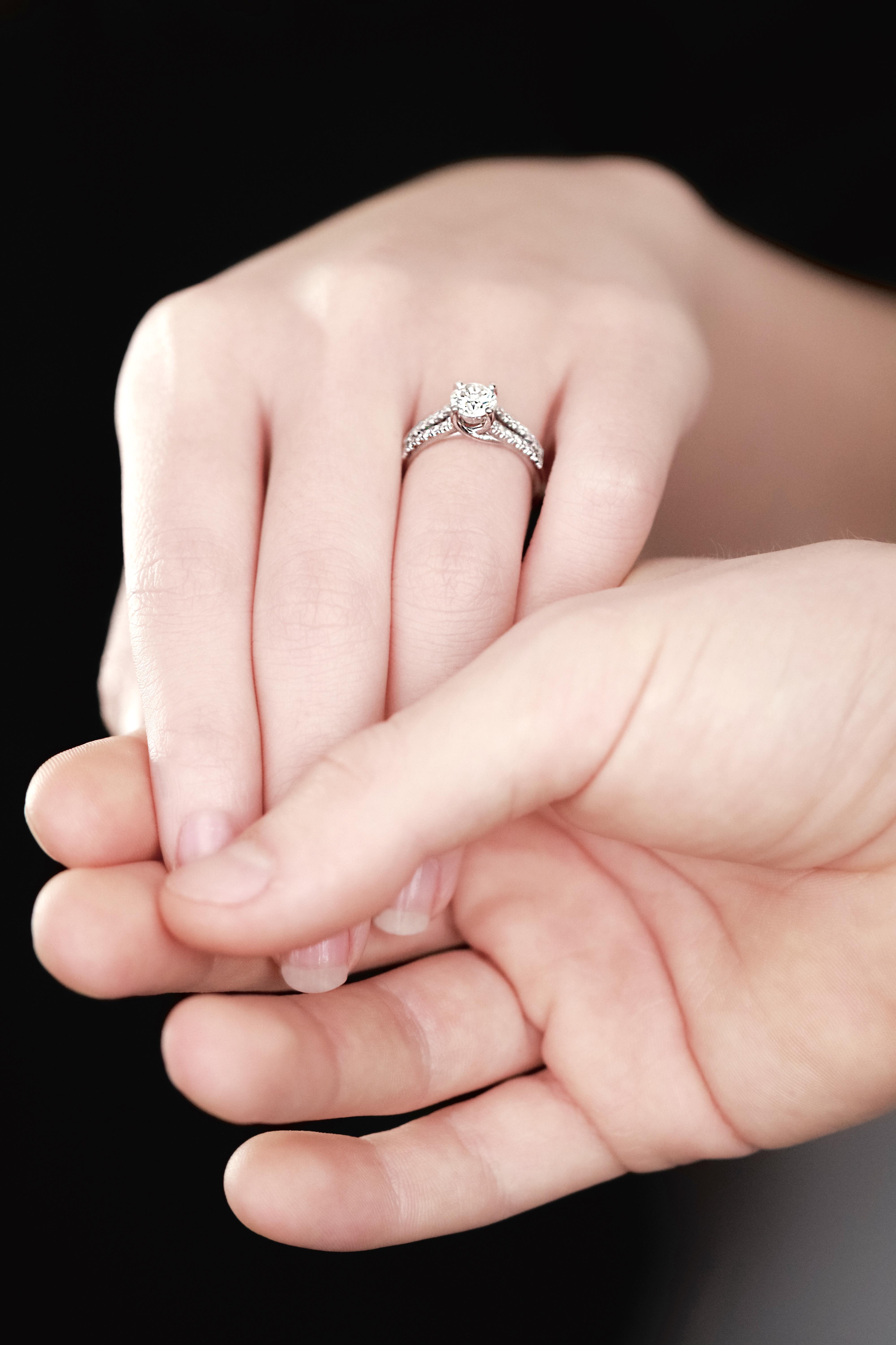 这个夏天以钻戒见证最美时刻baunat三款经典求婚钻戒推荐