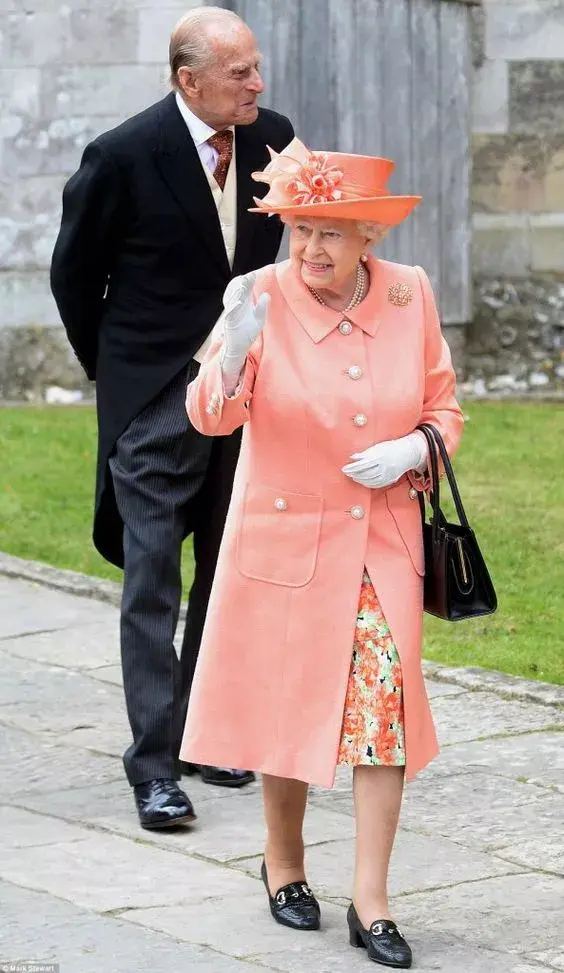 英国女王衣服有130多个颜色有些颜色可能连你的英语老师都不会说