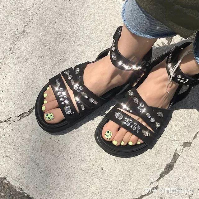 穿凉鞋怎么可以不涂指甲油,露趾凉鞋和多彩指甲油才是夏天的绝配!