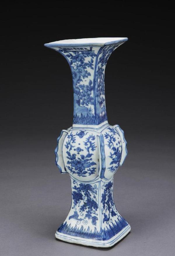 明天启 青花出戟花觚