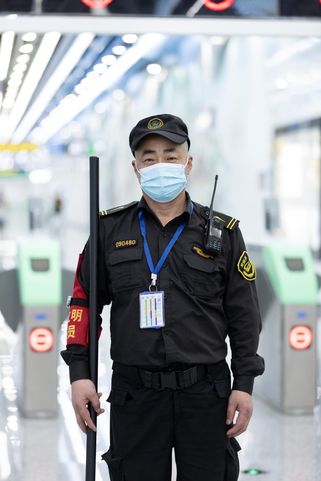 地铁的次数多了,余女士渐渐摸索出一套方法,就是沿着盲道,寻着安检口