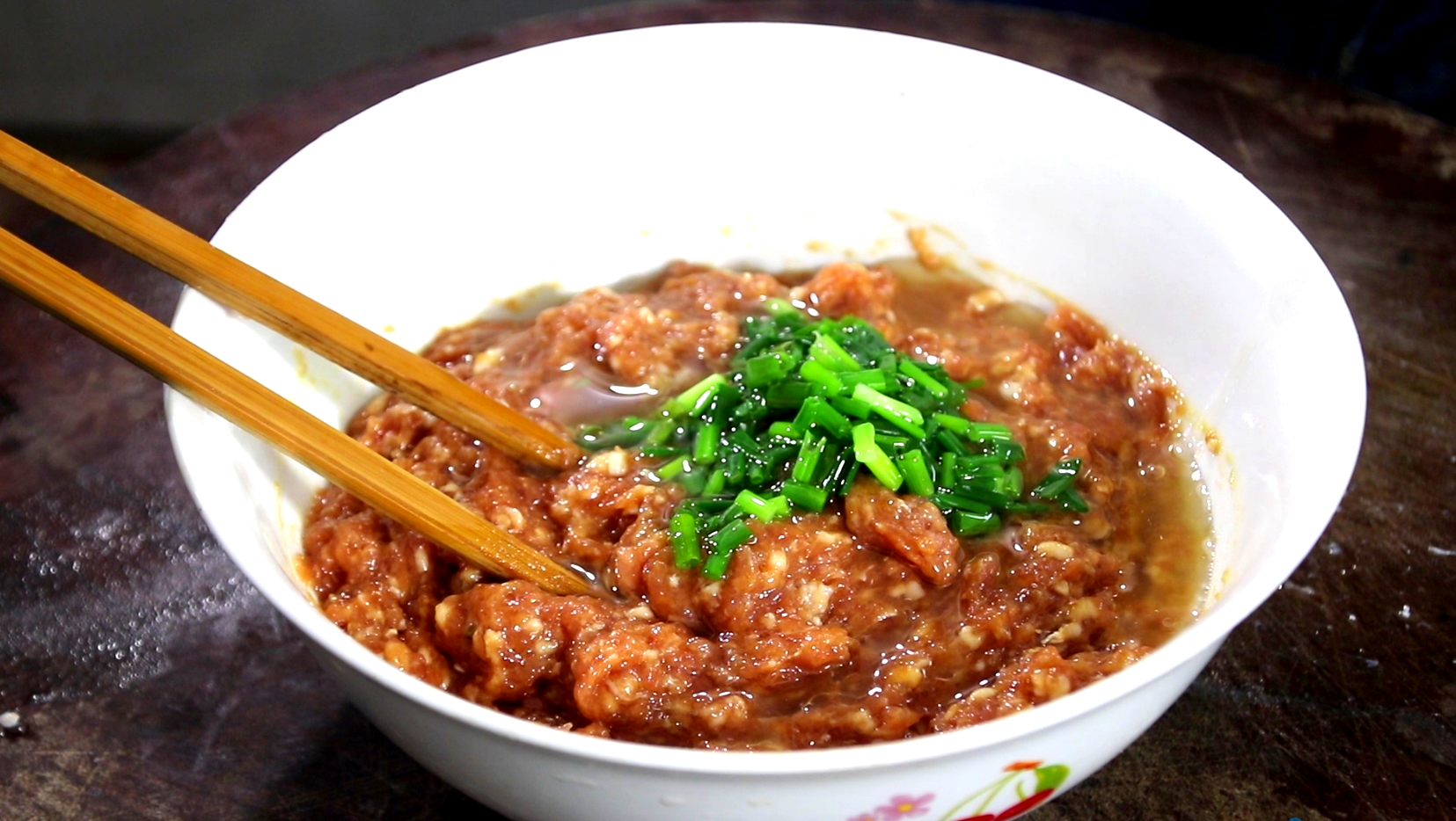 调羊肉馅最忌直接放盐和料酒教你正确做法鲜嫩多汁不膻不柴