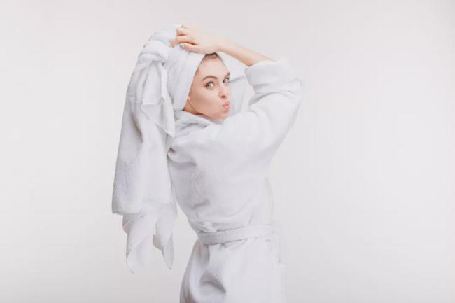 夏天身上出汗现象比较严重,如果盲目用冷水冲凉的话,脸上的油和身体上