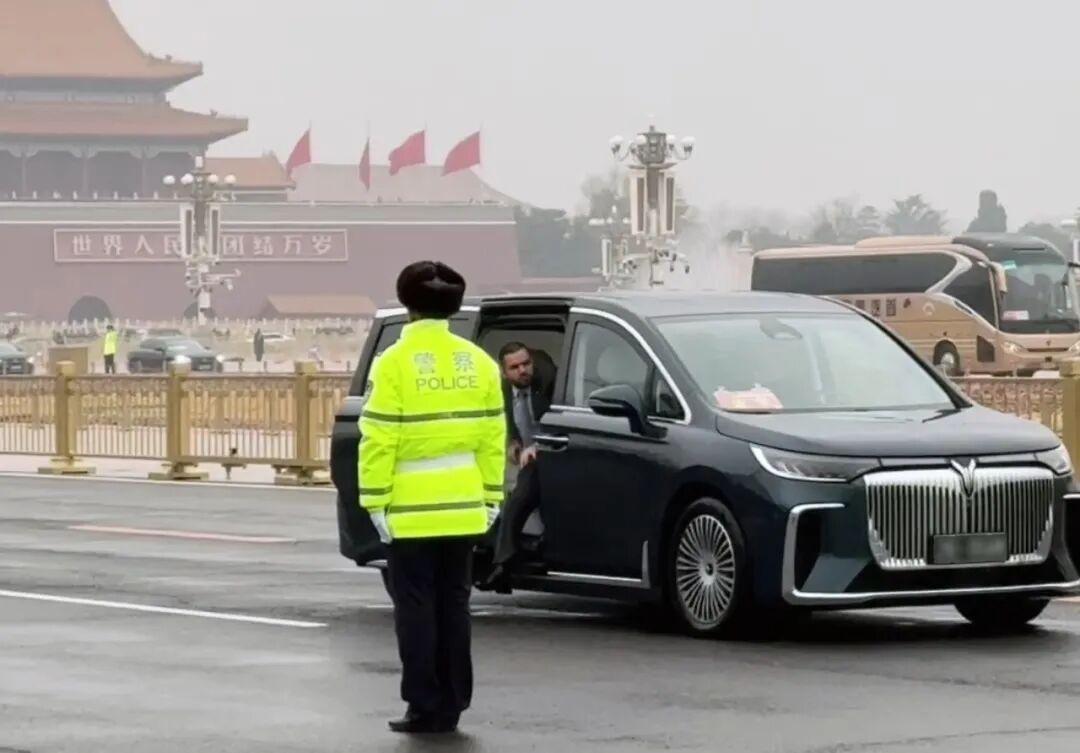 三旗舰护航!东风岚图刷屏2026全国两会