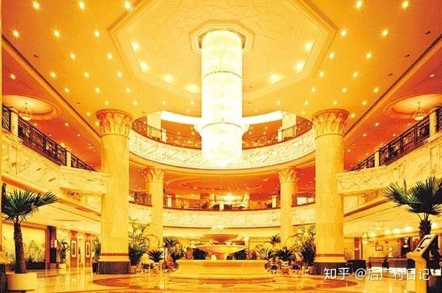 这和周正毅开炖品店发家,黄有龙从事酒店管理突然暴富一样让人理解不