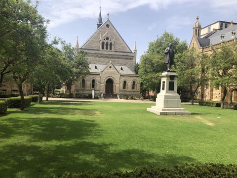 阿德莱德大学的商学院本科阶段开设了哪些会计金融课程呢