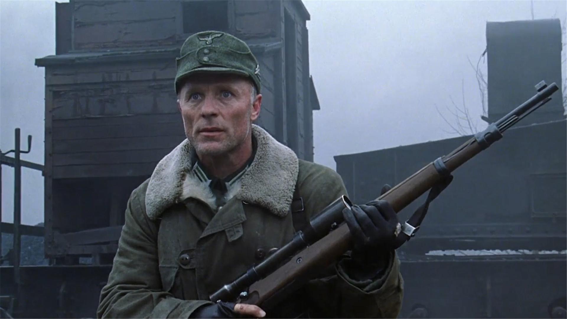 《双狙人》顶尖狙击手藏在丛林中,用一把狙击枪,远程狙杀目标