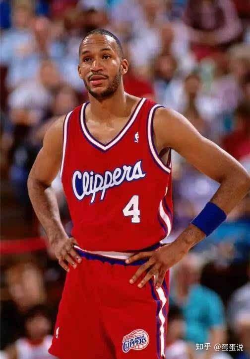 还用状元签选中了布拉德多赫德,又签下了马克普莱斯,这三人日后是骑士